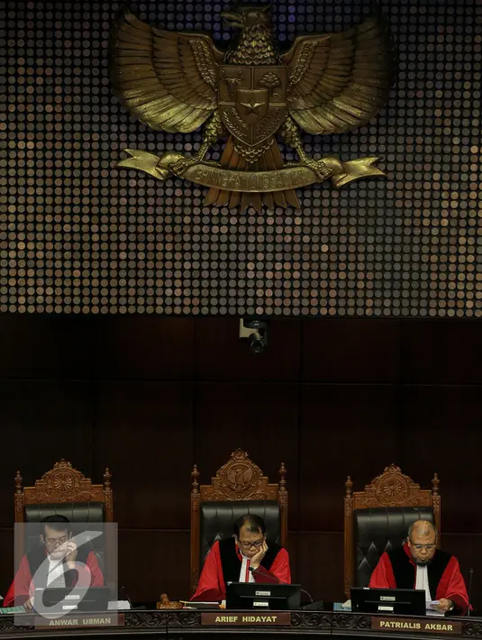 Ketua MK, Arief Hidayat memimpin sidang putusan di Gedung Mahkamah Konstitusi, Jakarta, Rabu (11/11).  Sidang Pengujian UU No. 51 Tahun 2009 tentang perubahan kedua atas UU NO. 5 Tahun 1986 tentang Peradilan Tata Usaha Negara. (Liputan6.com/Faizal Fanani)