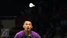 Pebulutangkis unggulan kelima, Lin Dan (Tiongkok) melihat bola saat Sattawat Pongnairat (USA) di Total BWF Championships 2015 di Jakarta, Selasa (11/8/2015). Lin Dan unggul 21-8, 21-11 atas Sattawat Pongnairat. (Liputan6.com/Helmi Fithriansyah)