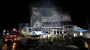 Pekerja darurat melakukan operasi penyelamatan di sebuah gudang yang terbakar di Icheon, Korea Selatan, Rabu (29/4/2020). Ada kekhawatiran bahwa jumlah korban jiwa akan bertambah karena 78 orang tercatat bekerja di gedung itu dan tidak semua diperhitungkan. (Lee Jong-hoon/Yonhap via AP)
