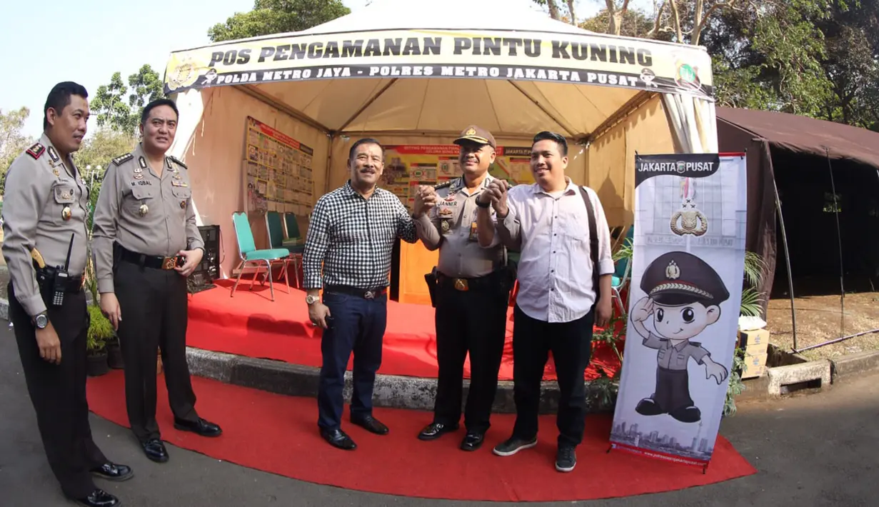 Manajer Persib, Umuh Muchtar (tengah) dan Ketua Umum Jakmania, Richard Ahmad (kanan) berkunjung ke pos pengamanan final Piala Presiden 2015 di di Stadion Utama Gelora Bung Karno, Senayan, Jakarta, Sabtu (17/10/2015) pagi WIB. (Bola.com/Nicklas Hanoatubun)