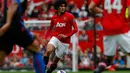 Gelandang Manchester United Marouane Fellaini (tengah) menjalankan debut pertama bersama Manchester United pada pertandingan sepak bola Liga Premier Inggris antara Manchester United vs Crystal Palace di Old Trafford di Manchester (14/09/13). (AFP/Andrew Y