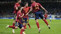 Pemain Spanyol Ferran Torres dengan rekan setimnya merayakan golnya ke gawang Italia pada semifinal UEFA Nations League di Stadion San Siro, Milan, Italia, Kamis (7/10/2021) dini hari WIB.(AP Photo/Antonio Calanni)