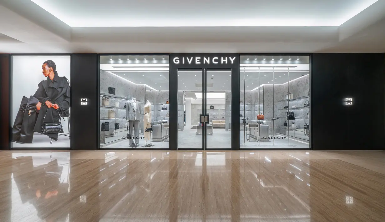 Givenchy dengan bangga mengumumkan pembukaan toko dengan konsep seru. Butik yang baru selesai direnovasi di pusat perbelanjaan mewah Plaza Indonesia di Jakarta terlihat memukau. Yuk kita intip ke dalam. [ Foto: dok Givenchy.]