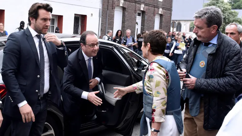 Presiden Francois Hollande di lokasi penyanderaan di Gereja Saint-Etienne-du-Rouvray. (Reuters)