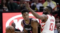 James Harden mencoba untuk halangi pergerakan center Miami Heat, Hassan Whiteside pada lanjutan NBA  (AP Photo/Lynne Sladky)