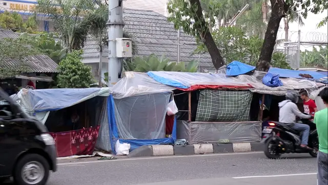 Kemah-kemah pengungsi dari Afrika dan Asia Selatan di trotoar depan Rumah Detensi Imigrasi Kalideres, Jakarta Barat (4/4/2018) (Muhammad Husni Mubarok/Liputan6.com)