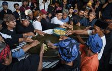 FOTO: Mengintip Tradisi Ngarumat Pusaka Saat Peringatan Maulid Nabi Muhammad