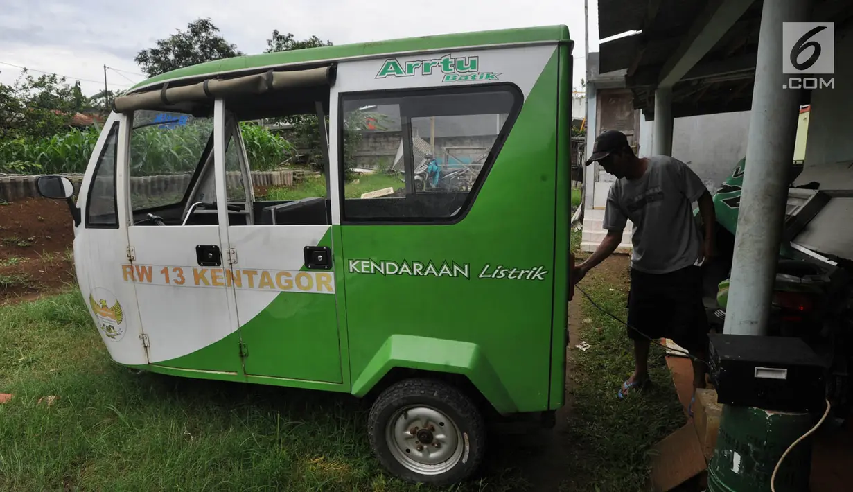 Pengemudi mengecas baterai bajaj listrik di RW 13, Kelurahan Kencana, Tanah Sareal, Bogor, Jawa Barat, (25/4). Bajaj listrik ini disediakan secara gratis bagi kendaraan operasional RW setempat. (Merdeka.com/Arie Basuki)