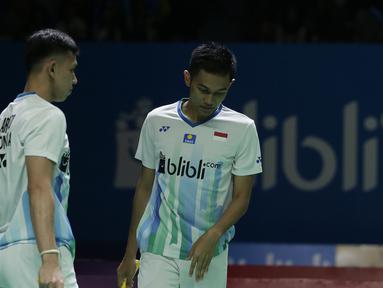 Ganda putra Indonesia, Fajar Alfian / Muhammad Rian, usai dikalahkan Takuro Hoki / Yugo Kobayashi pada Indonesia Open 2019 di Istora Senayan, Jumat (19/7). Fajar / Rian kalah 19-21 dan 12-21. (Bola.com/Yoppy Renato)