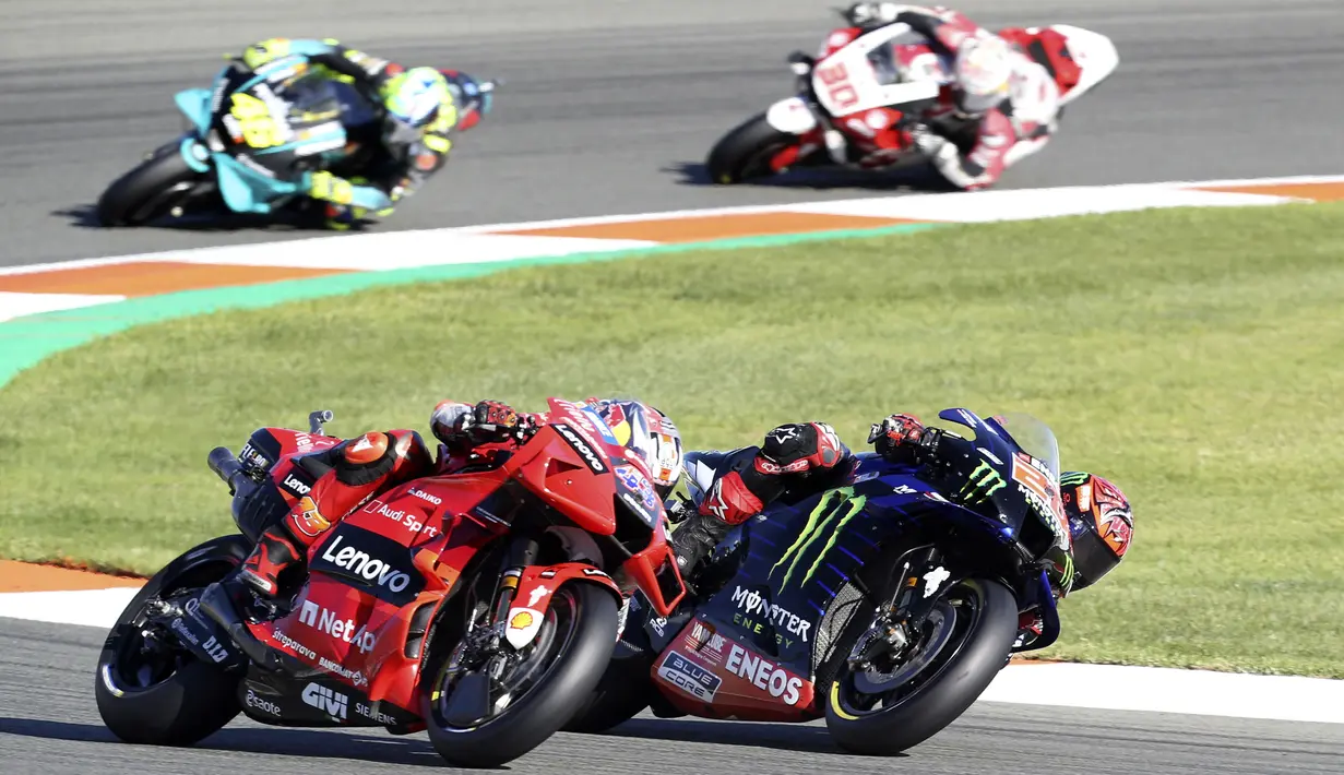Take over ramai terjadi pada awal balapan. Juara Dunia MotoGP Fabio Quartararo bahkan sempat menyalip Jack Miller yang sempat turun dari posisi kedua. (AP Photo/Alberto Saiz)