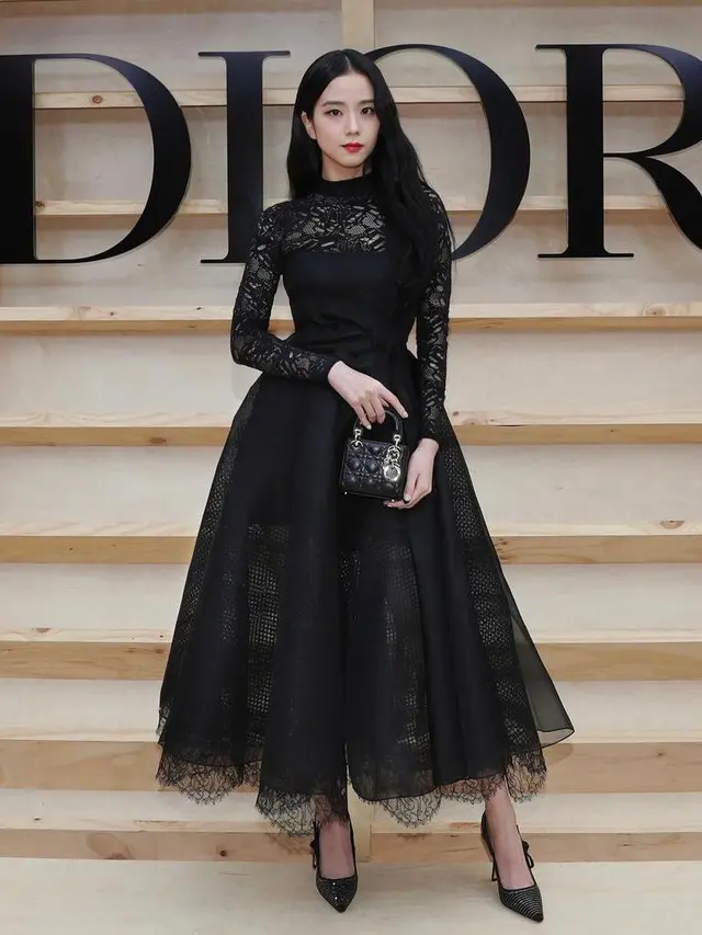 Gaya Jisoo BLACKPINK Hadiri Dior Fall 2022 Fashion Show, Tampil Elegan dengan Gaun Hitam