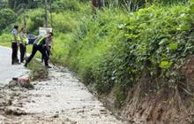 Satlantas Padangsidimpuan Bersihkan Drainase di Jalinsum, Cegah Kerusakan Jalan dan Kecelakaan