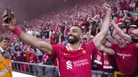 Pemain Liverpool, Mohamed Salah merayakan kemenangan dengan berswafoto bersama dengan para suporter timnya dalam laga lanjutan Liga Inggris 2024/2025 melawan Tottenham Hotspur di Anfiled, Liverpool, Inggris, Minggu (27/04/2025) waktu setempat. (AP Photo/Jon Super)