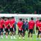 Pelatih Timnas Indonesia U-22, Indra Sjafri menegaskan laga uji coba kontra Mali bukan sekedar ajang eksperimen melainkan memantapkan kerangka tim. Tampak dalam foto, pemain Timnas Indonesia U-22 saat sesi latihan resmi jelang laga melawan Mali di Stadion Madya, Senayan, Jakarta, Jumat (14/11/2025). (Bola.com/M Iqbal Ichsan)