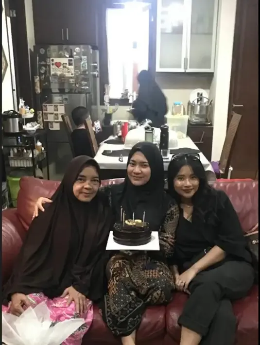 Ruang keluarga tampak ada kursi sofa empuk yang biasa digunakan untuk santai bersama keluarga sambil menikmati hiburan. Di belakang Ikke ada meja makan berukuran sedang dengan beberapa kursi. [Foto: dok. Instagram/ikkenurjanah0518]