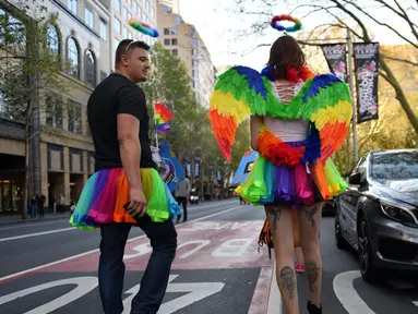 Seorang demonstran mengenakan sayap berwarna-warni saat mengikuti demo kesetaraan pernikahan sejenis di Sydney (10/9). Mereka turun kejalan untuk meminta kesetaraan pernikahan pasangan sesama jenis di Sydney. (AFP Photo/Saeed Khan)