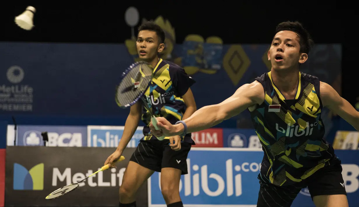Ganda putra Indonesia, Fajar Alfian/Rian Ardianto, berhasil mengalahkan ganda Thailand, Kittinupong Kedren/Dechapol Puavaranukroh, pada BCA Indonesia Open di JCC, Jakarta, Jumat (16/6/2017). (Bola.com/Vitalis Yogi Trisna)