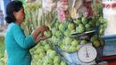 Pedagang menata buah mangga dagangannya yang dijajakan di Jalur Pantura Indramayu, Jawa Barat, Kamis (29/6). Mangga ini dijual dengan harga mulai Rp 18 ribu hinga Rp 23 ribu per kilogram tergantung jenisnya. (Liputan6.com/Helmi Afandi)