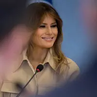 Ibu Negara Amerika Serikat, Melania Trump melakukan pertemuan di Kantor Pusat Penanggulangan Bencana di Washington, Rabu (6/6). Melania Trump akhirnya kembali tampil di depan publik setelah hampir satu bulan absen dari sorotan media. (AP/Andrew Harnik)