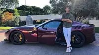 Christiano Ronaldo dengan mobil Ferrari miliknya (brilio)