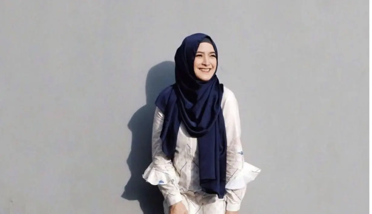 Tampilan Andhara Early semakin tuai pujian. Mantap berhijrah, OOTD-nya tetap chic dan seru untuk dijadikan inspirasi. [Foto: Instagram/ Andhara Early]