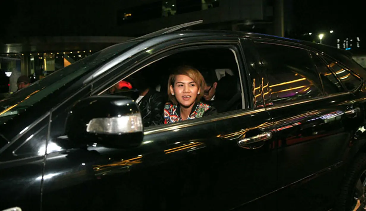 Berlenggang di karpet merah, sesekali aming memegang tangan mantan istrinya itu. Namun, saat melihat sorot kamera awak media Aming pun langsung memisahkan diri dari Evelyn. Padahal awalnya mereka beriringan. (Nurwahyunan/Bintang.com)