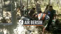 Aparat TNI yang bertugas di wilayah perbatasan RI-Timor Leste membantu masyarakat mencari air bersih di Desa Nananoe, Kecamatan Nanaet Dubesi, Kabupaten Belu, Nusa Tenggara Timur.