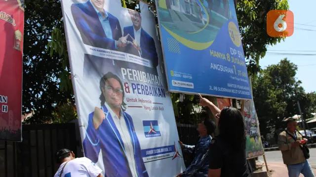 Pencopotan Baliho Anies-AHY oleh DPC Partai Demokrat Situbondo (Hermawan Arifianto/Liputan6.com)