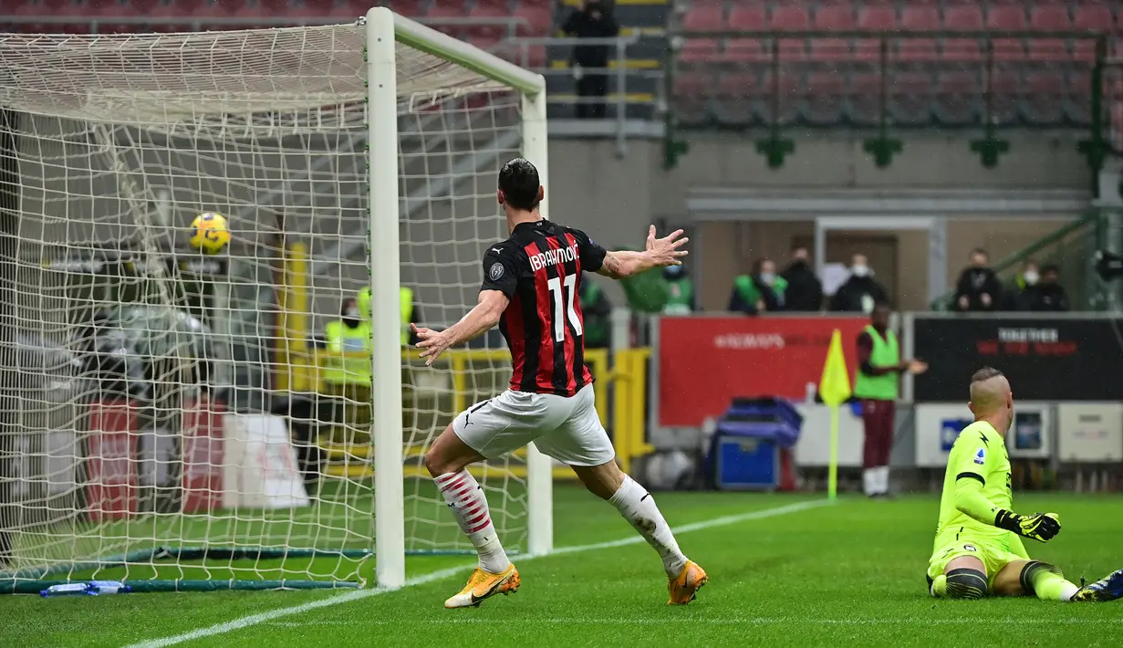 Striker AC Milan, Zlatan Ibrahimovic mencetak gol pertama timnya ke gawang Crotone dalam laga lanjutan Liga Italia 2020/21 pekan ke-21 di San Siro Stadium, Milan, Minggu (7/2/2021). AC Milan menang 4-0 atas Crotone. (AFP/Miguel Medina)