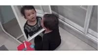 Ada Sesuatu yang Aneh, Video Bocah di Depan Cermin Ini Bikin Merinding