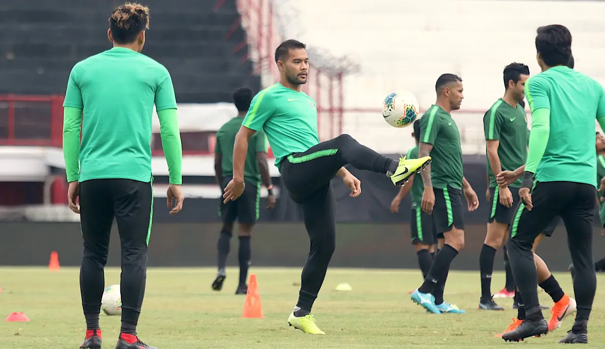 Kiper Timnas Indonesia, Andritany Ardhiyasa, mengontrol bola saat latihan di Stadion I Wayan Dipta, Bali, Senin (14/10). Latihan ini persiapan jelang laga Kualifikasi Piala Dunia 2022 melawan Vietnam. (Bola.com/Aditya Wany)