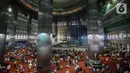 Jemaah bersiap melaksanakan salat Jumat di samping renovasi Mesjid Istiqlal, Jakarta, Jumat (1/11/2019). Renovasi ditargetkan rampung pada Maret 2020 sehingga dapat dimanfaatkan pada Bulan Ramadan tahun depan. (Liputan6.com/Faizal Fanani)