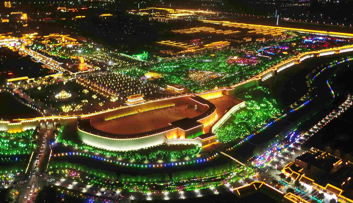Foto dari udara yang diabadikan pada 14 Juni 2020 ini memperlihatkan pemandangan malam di kota kuno Zhengding di Shijiazhuang, Provinsi Hebei, China utara. (Xinhua/Xu Jianyuan)