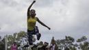 Atlet atletik Indonesia, Maria Londa, melakukan lompatan saat latihan jelang SEA Games 2017 di Lapangan umum Mengwi, Bali, Minggu (10/7/2017). (Bola.com/Vitalis Yogi Trisna)