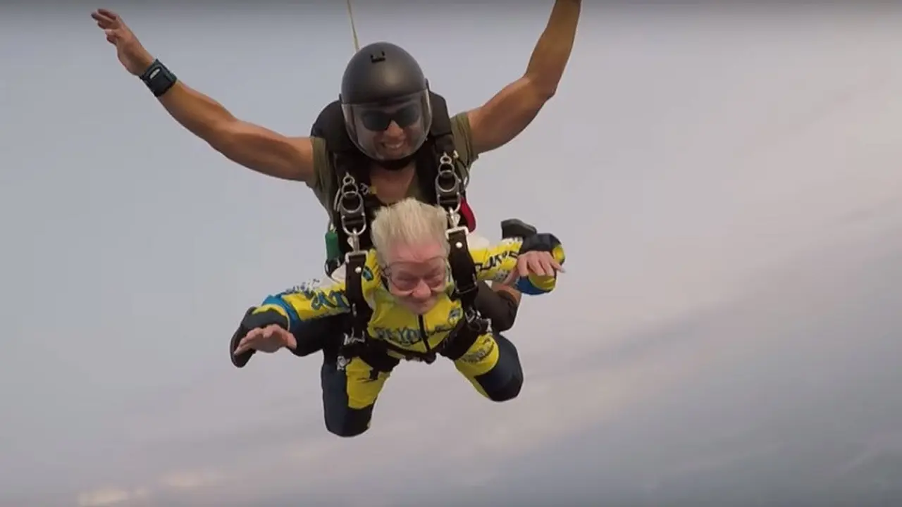 Lansia Skydiving