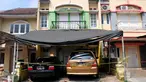 Kondisi rumah yang ditinggali oleh 5 anak yang ditelantarkan orangtuanya di Perumahan Citra Gran, Cibubur, Jawa Barat, Jumat (15/5/2015). Dua mobil tampak terparkir di depan rumah yang terlihat mewah tersebut. (Liputan6.com/Yoppy Renato)