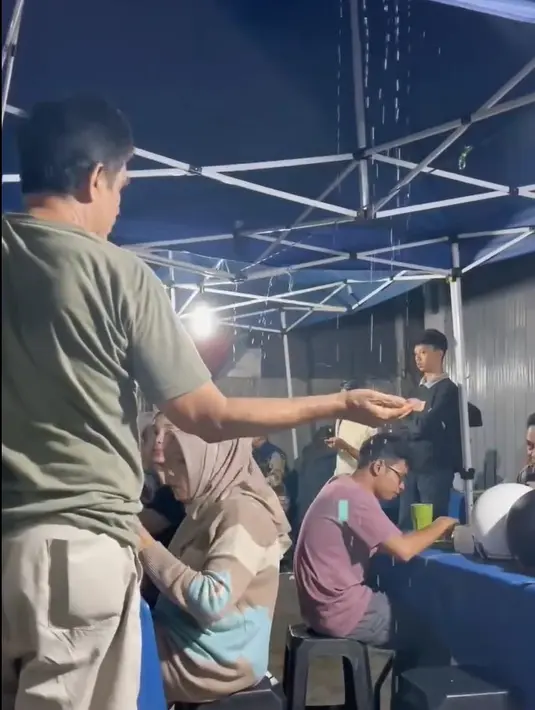 Tidak hanya momen hangat bersama mertua yang menarik perhatian netizen, tapi juga sikap sang ayah yang cuci tangan setelah makan dengan air hujan. "Mantul euyyy bapak cuci tangannya langsung dri atas," tulis rosmawati024. [Instagram/andhiiikapratama]