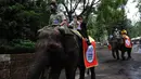 Pengunjung berkeliling dengan gajah di Taman Safari Indonesia (TSI) di Cisarua, Bogor, Kamis (20/5/2021). Walaupun libur lebaran sudah berakhir wiasatawan masih memadati kawasan TSI Bogor dengan menerapkan protokol kesehatan dan membatasi pengunjung hingga 50 persen.
(merdeka.com/ Arie Basuki)