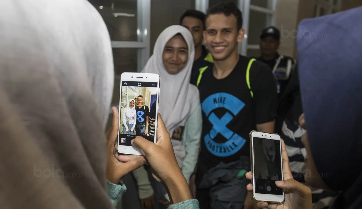 Gelandang Timnas Indonesia U-19, Egy Maulana Vikri, selfie bersama fans usai latihan di Stadion Wibawa Mukti, Bekasi, Senin (16/10//2017). Kehadiran fans dengan senang hati disambut pemain Timnas U-19. (Bola.com/Vitalis Yogi Trisna)