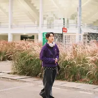 Sintya Marisca dengan gaya tomboynya pakai outfit serba kebesaran. Ia memadukan hoodie ungu dengan celana jeans hitam yang oversized, sling bag hitam, dan headset putih. [Foto: Instagram/sintyamarisca]