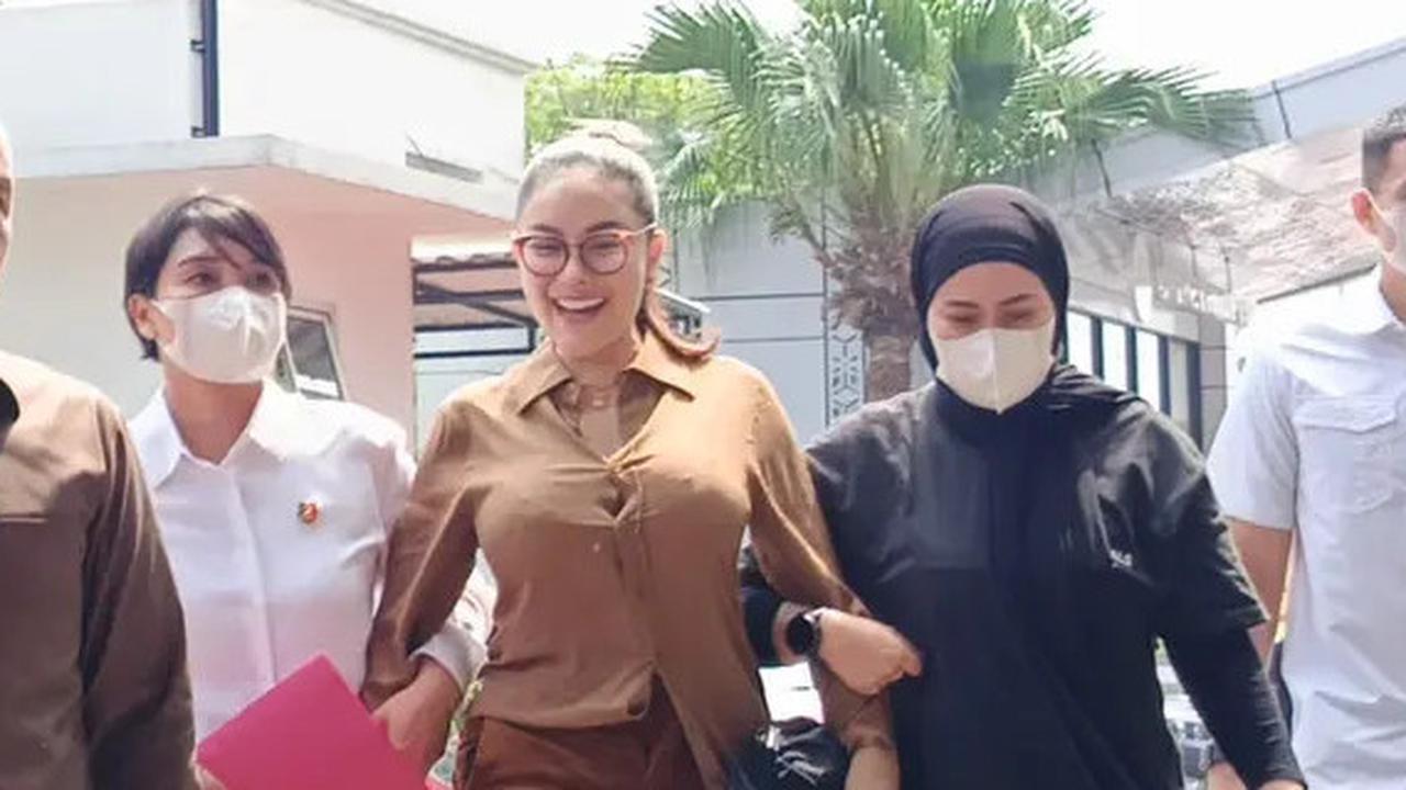 Nikita Mirzani Tak Diborgol Saat Pelimpahan ke Kejaksaan Terkait Kasus Pemerasan Jadi Sorotan