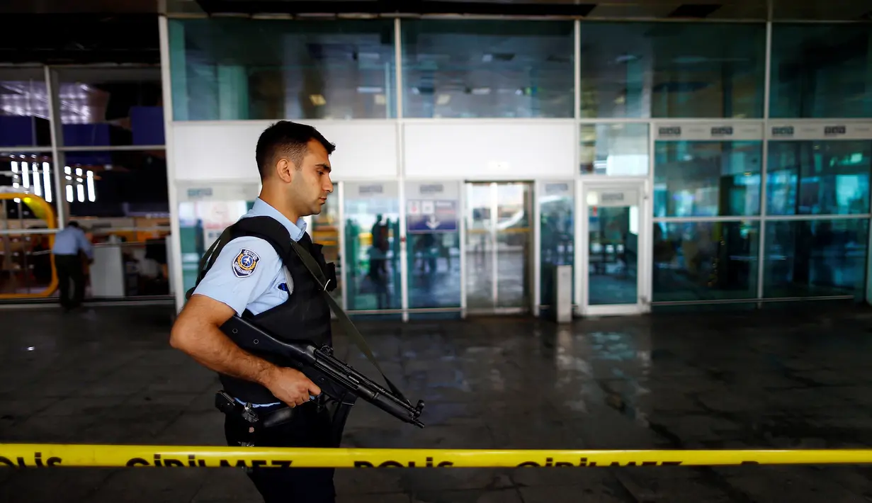 Petugas keamanan berjaga di dekat garis polisi yang terpasang di Bandara Ataturk, Istanbul, Turki, Rabu (29/6). Aktivitas di bandara internasional tersebut berangsur normal pasca ledakan bom bunuh diri yang menewaskan 42 korban jiwa. (REUTERS/Osman Orsal)