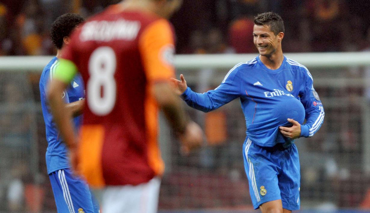 17 Gol. Rekor gol terbanyak dalam satu musim Liga Champions dicatatkan Cristiano Ronaldo dengan 17 gol pada musim 2013/2014. Ia melakukannya dari total 11 laga hingga babak final dan menjadi juara usai mengalahkan Atletico Madrid 4-1 melalui babak perpanjangan waktu. Ketajamannya dibuktikan dengan torehan 1 kali hattrick saat mengalahkan Galatasaray 6-1 di matchday pertama fase Grup B (17/9/2013). (AFP/Ozan Kose)