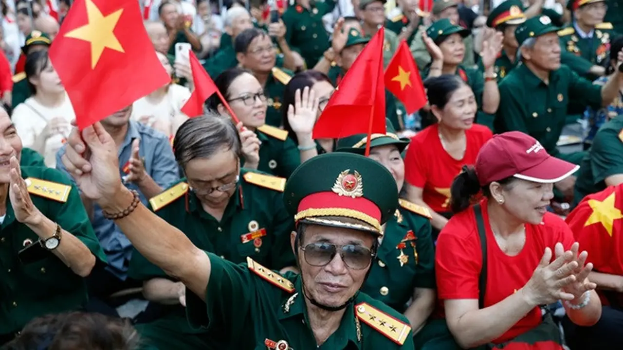 Warga memadati salah satu jalan di Hanoi, Vietnam, Selasa (2/9/2025), untuk menyaksikan parade militer memperingati 80 tahun kemerdekaan Vietnam.
