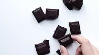 Makan cokelat dipercaya dapat meredakan stres dalam waktu singkat. Sumber : purewow.com.