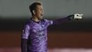 Kiper Persib Bandung, I Made Wirawan saat melawan Persija Jakarta dalam laga leg pertama final Piala Menpora 2021 di Stadion Maguwoharjo, Sleman, Kamis (22/4/2021). Persib kalah 0-2. (Bola.com/M Iqbal Ichsan)