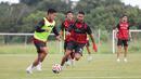 Rio Fahmi (kiri) mencoba melawati Maxwell Souza pada saat sesi latihan Persija Jakarta yang bertempat di Persija Training Ground, Bojongsari, Rabu (5/11/2025).