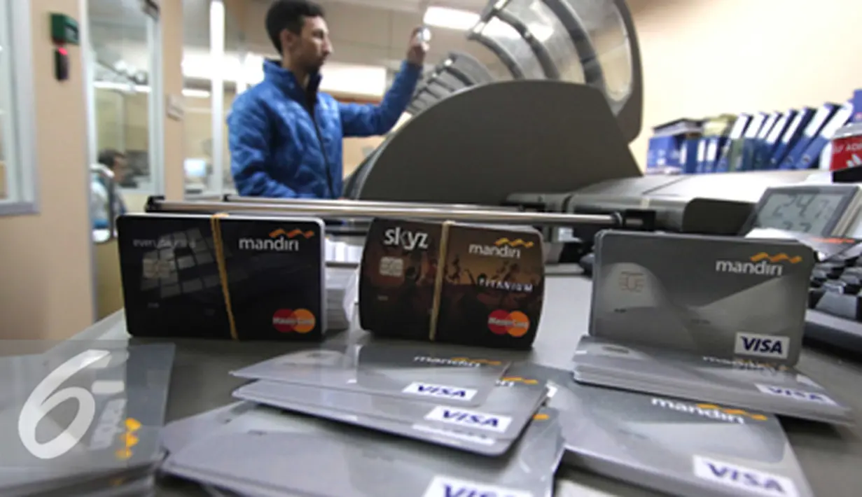 Desain terbaru kartu kredit Bank Mandiri sebelum dilakukan pencetakan di Jakarta, Rabu (20/1). Bank Indonesia memperkirakan pengguna kartu kredit di Indonesia pada tahun 2016 mencapai 16 juta pengguna. (Liputan6.com/Angga Yuniar)
