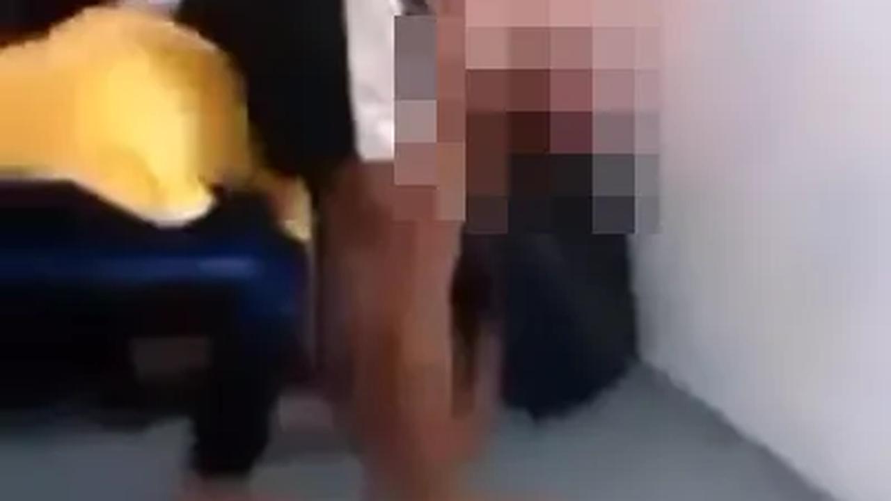 Seolah tak puas dengan aksinya, para pelaku kembali mengelilingi bocah tersebut.