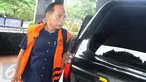 Mantan Wali Kota Cimahi yang juga suami dari Wali Kota nonaktif Cimahi saat ini Itoc Tochija keluar dari mobil tahanan untuk diperiksa di Gedung KPK, Jakarta, Jumat (13/1). (Liputan6.com/Helmi Afandi)